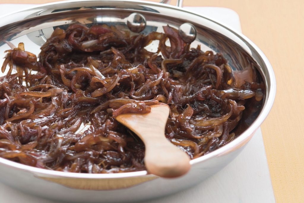 Kako Napraviti Karamelizirani Luk na Veganski Način