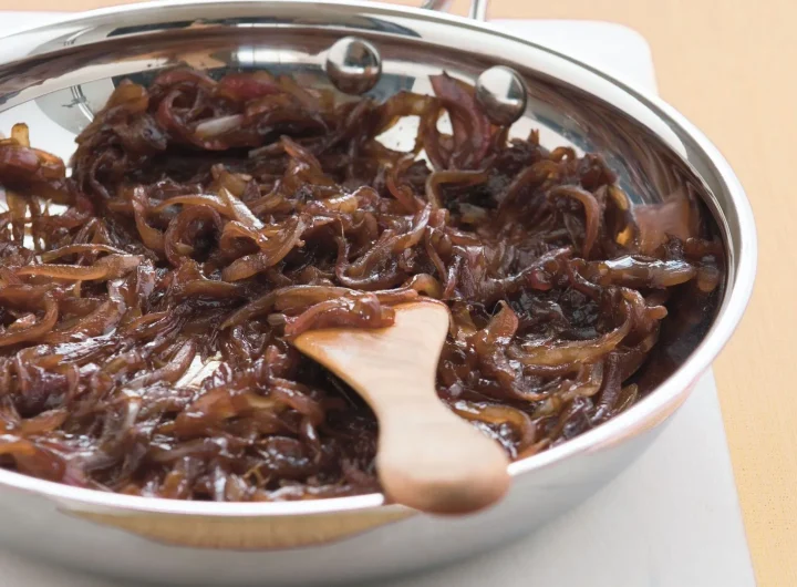 Kako Napraviti Karamelizirani Luk na Veganski Način