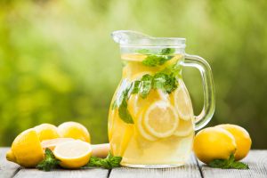 Kako Napraviti Sirup od Limuna bez Konzervansa – Prirodan Recept za Zdravlje i Osvježenje