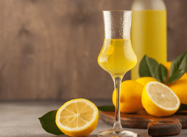 Kako Napraviti Domaći Limoncello – Jednostavan Recept s Limunima