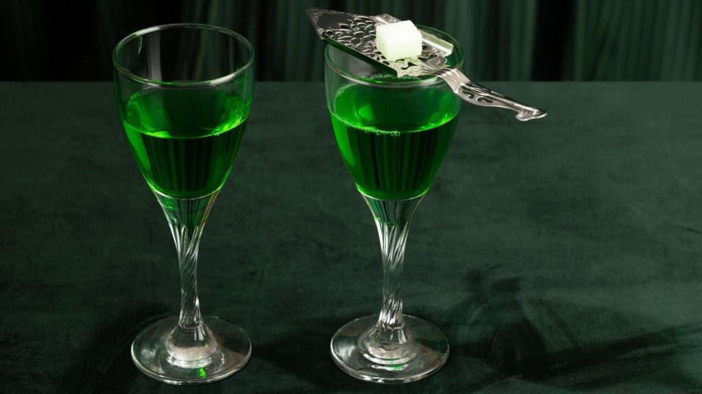 Absinth: Povijest, Priprema i Recept za Domaći Liker