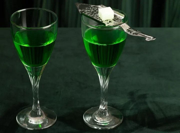 Absinth: Povijest, Priprema i Recept za Domaći Liker