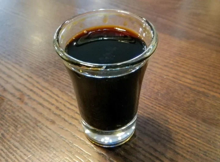 Liker od Rogača: Kako Napraviti Domaći Karob Liker