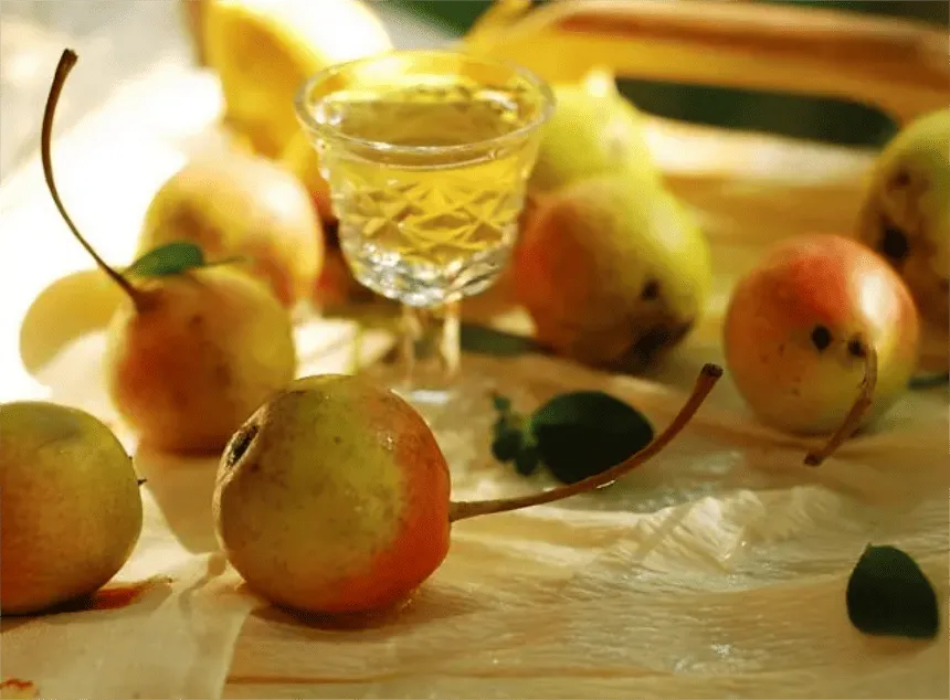Kako Napraviti Kruškovac: Vodič za Pripremu Likera od Kruške