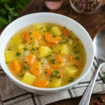 Bistra Juha od Krumpira i Mrkve – Tradicionalna Topla Juha Nježne Teksture